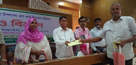 মান্দায় ১২৫ পূজামণ্ডপে সরকারি অনুদান ও নগদ অর্থ বিতরণ